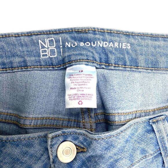 No Boundaries Boyfriend Women's size 19 Light Wash Blue Denim Jeans - Picture 3 of 3